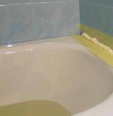 How to seal a seam between a bathtub and a wall